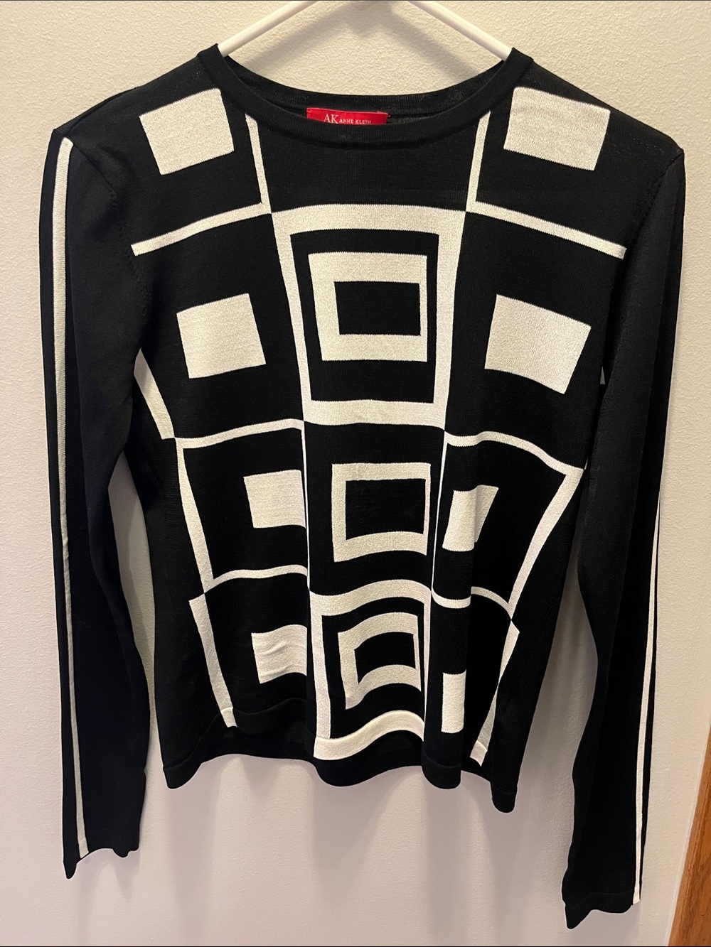 Anne Klein Black and White Geometric Long Sleeve Top